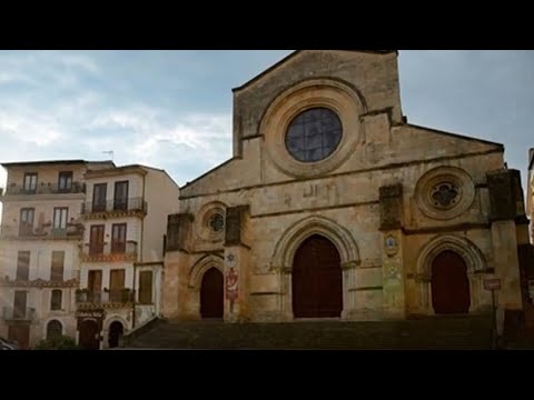Video: Cosenza Cathedral (Duomo di Cosenza) beschrijving en foto's - Italië: Cosenza