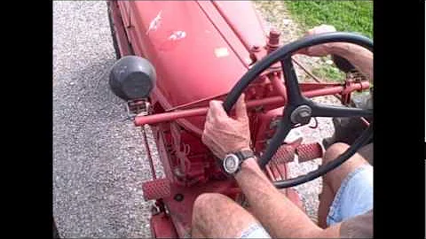 Jak rychle jezdí traktor Farmall Super M?