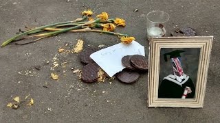 This Shrine For Cookies Tragically Dropped On A Street Is Pretty Sweet