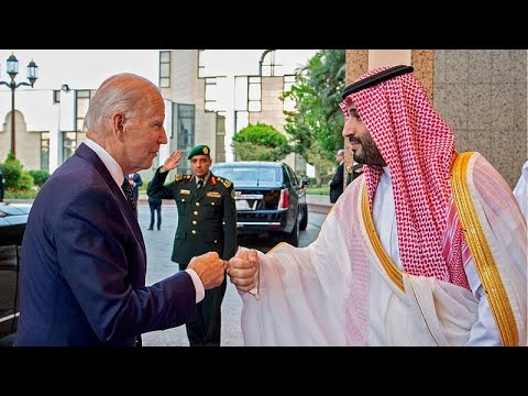 شاهد: بايدن يصافح ولي العهد الأمير محمد بن سلمان بقبضة اليد خلال زيارته للسعودية…