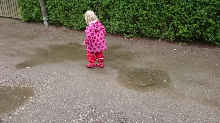 Bella hopper i vandpytter