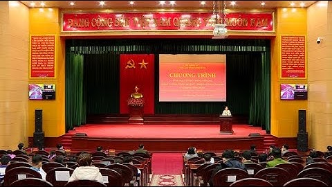 Trao quà cho học sinh có hoàn cảnh khó khăn