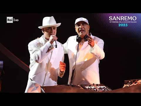 Sanremo 2023 - Articolo 31 cantano 'Un bel viaggio' nella seconda serata