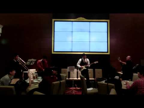 CIMG2635 3 兵庫医大救命救急センター忘年会2013-教授バンド1 中尾先生
