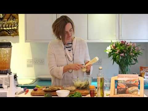 saskia's-raw-food-recipes:-pasta-with-rich-tomato-sauce