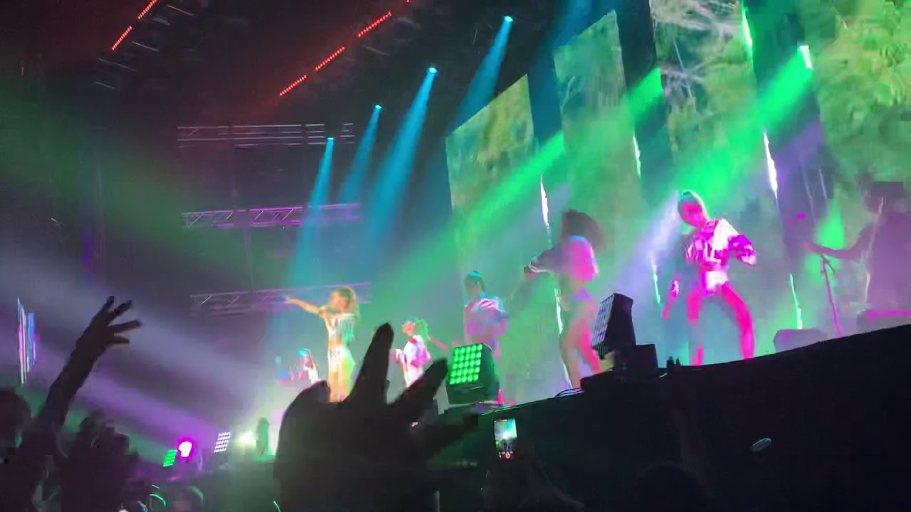 Tini y Sebastian Yatra - Quiero Volver - Pepsi Center