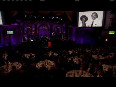 Aretha Franklin Performs "Don't Play That Song" in 2007