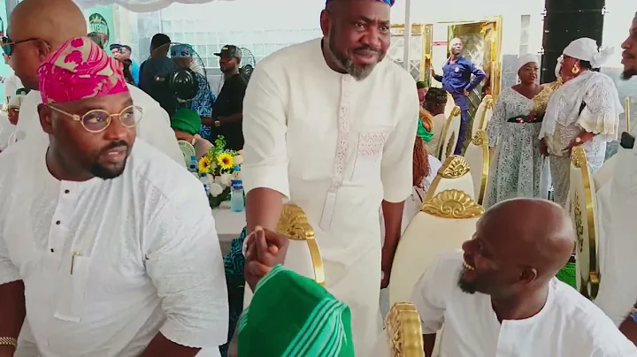 See Mc Oluomo And His Friends On The Dancing Floor At K1 De Ultimate Mother's Burial