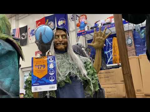 Halloween Decorations / Display / Pumpkins / Mums Flowers / Beautiful Colors / Fall Season 🎃👻💀🍁🍂🍁🎃