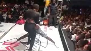 Jessica Pitbull Beija Fã E Se Atira Na Plateia