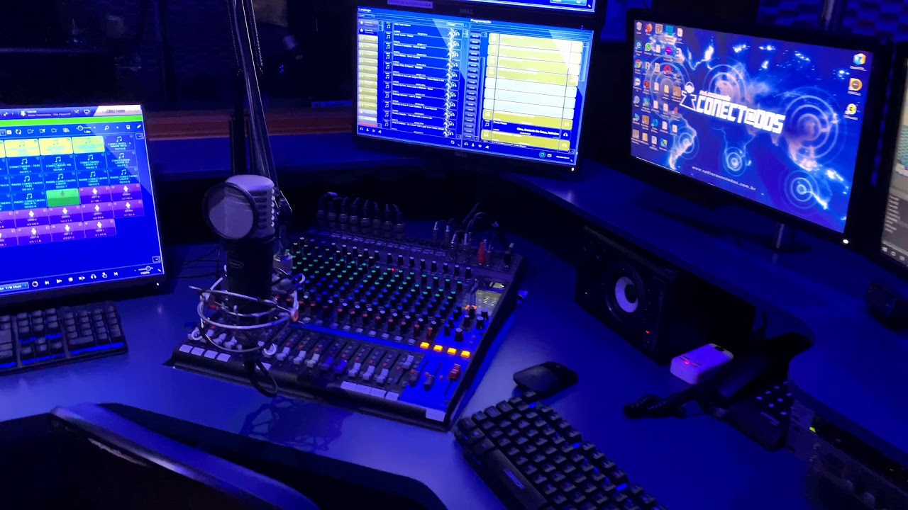 Mesa de som e microfone de rádio