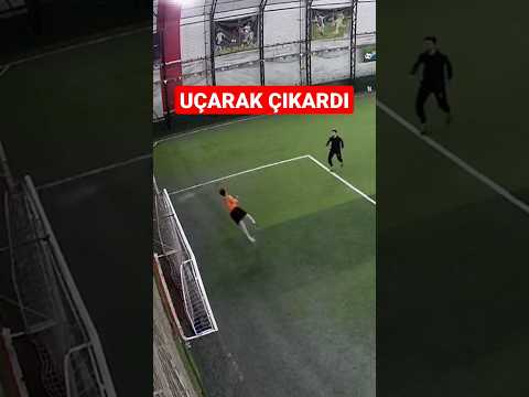 bu gerçekten halı saha kalecisi mi⁉️🥶😱 uçarak füzeyi çıkardı #futbol #football #shorts