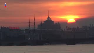 Sunrise on Neva river (Saint-Petersburg) / Восход над Невой в Санкт-Петербурге