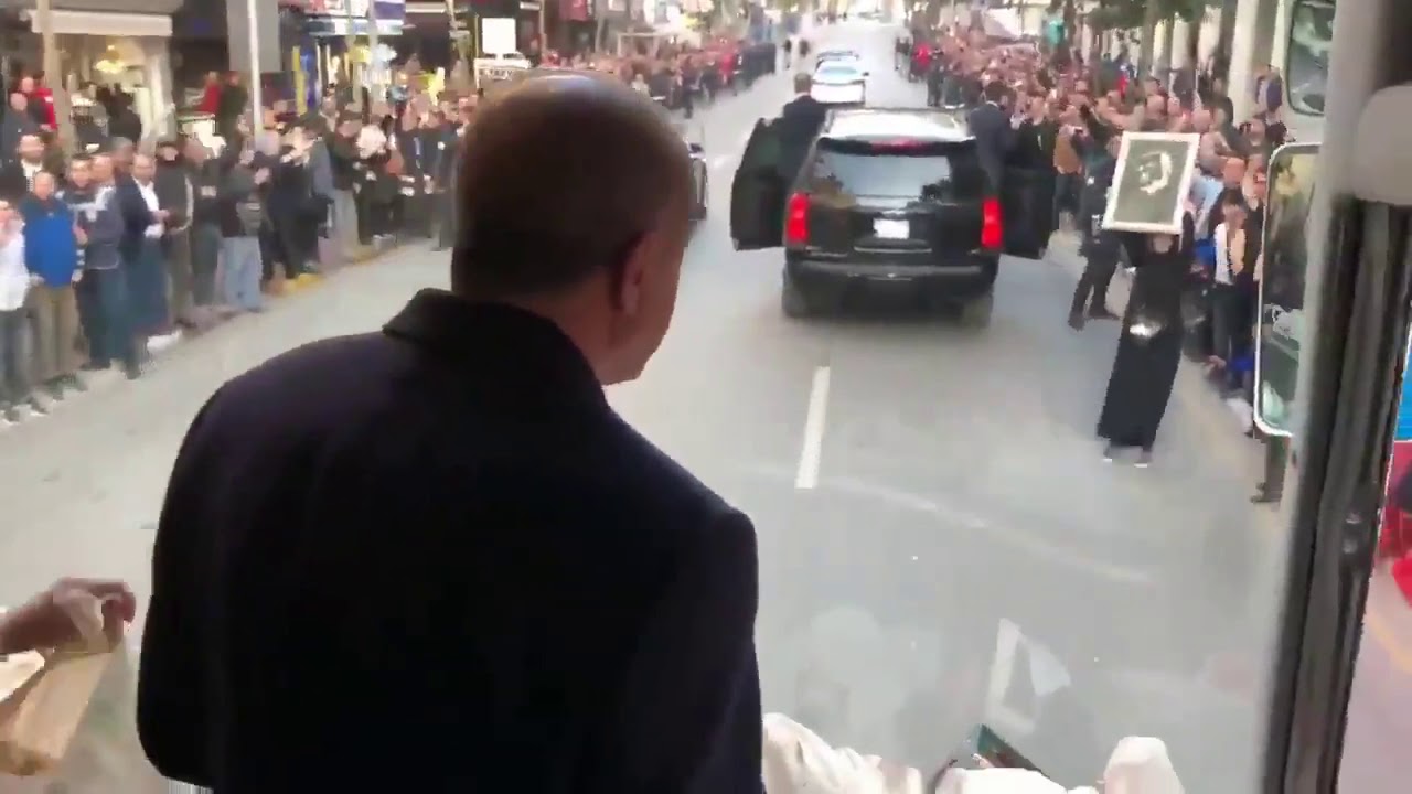 Erdoğan, seçim otobüsü ile gezerken halka poşet içinde çay paketleri