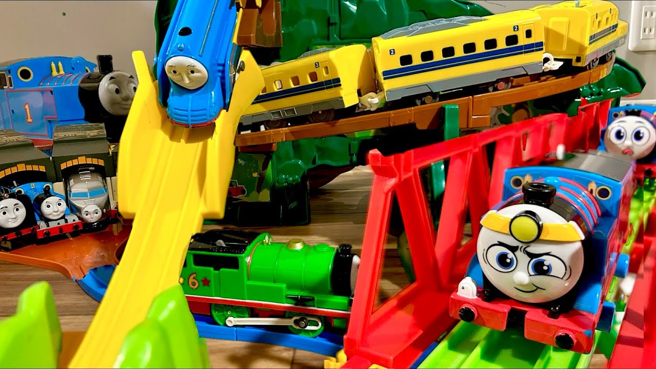 トーマス　ドクターイエローがプラレールのレールを点検するよ。ゴードンやパーシーが荷物を運ぶお仕事をするよ。巨大な坂道を上手に走り抜けるのは誰かな？