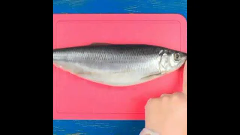 Лайфхак Как узнать пол селёдки.  ( how to find out the sex of a herring ) laifxak