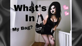 What&#39;s In My Bag? - Mamie Hades