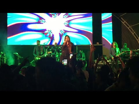 Surenie De Mel - Aadambarai Baluwama - Live with SaNiDaPa