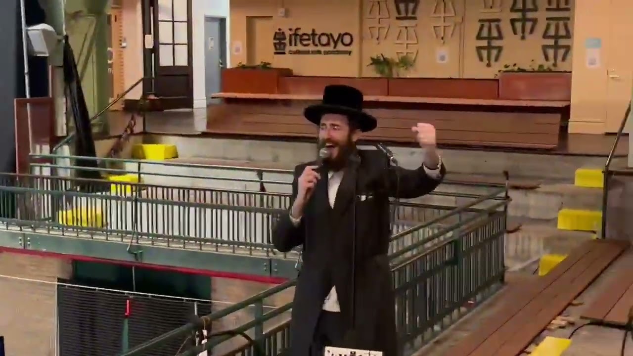 Satmar Crowd In The Spirits With Meir Adler, Suchi Guttman & Malchus Choir