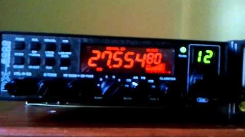 Estación en cw en el canal de llamada internacional 27.555 mhz