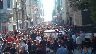 Taksim Meydanı Ve İstiklal Caddesinde İnsan Seli