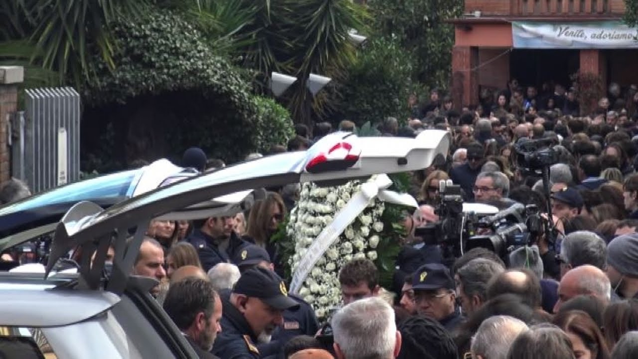 A Roma commozione e tanta folla al funerale di Gaia e Camilla