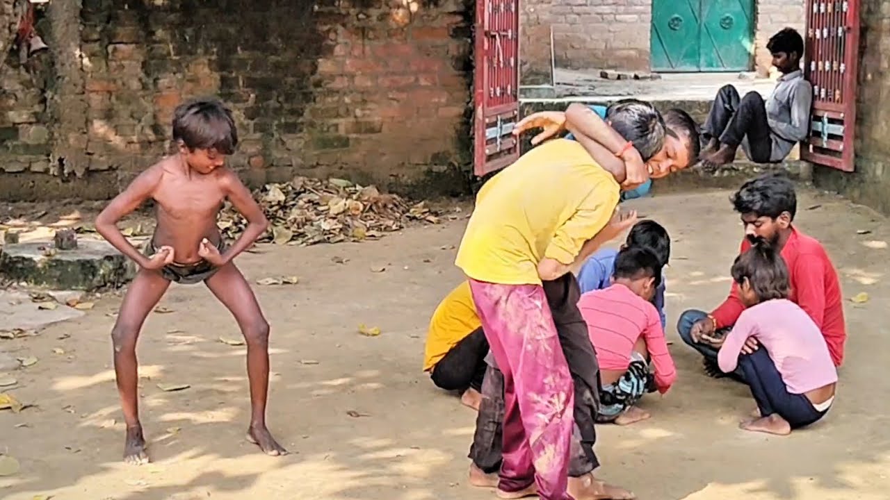 हमारे गांव के हमारे प्रधान जी चड्डी में भी घूमते हैं 😱दिन _रात और बच्चों के साथ  😱पहलवानी  खेलते 