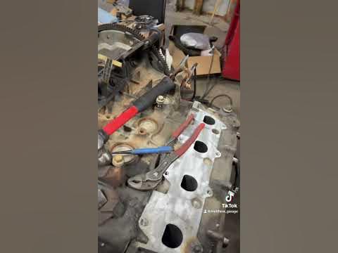 5.4 3v triton broken exhaust manifold stud removal - YouTube