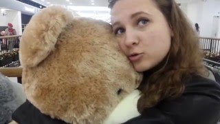 Девушка читает стих про котенка смешным голосом Девушка читает стих про котенка смешным голосом