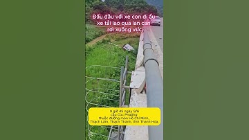 Clip TNGT: Đấu đầu với xe con đi ẩu trên đường mòn Hồ Chí Minh, xe tải lao qua lan can rơi xuống vực