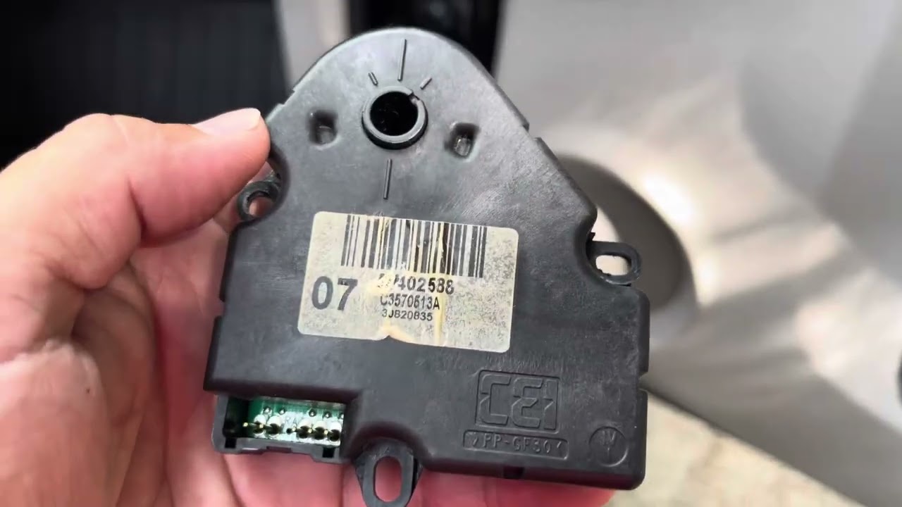 2007 Chevrolet Silverado LT - Replacing the Driver/Passenger Blend Door Actuator