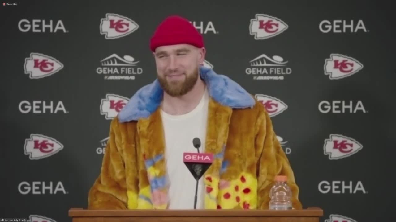 Donna Kelce hops on postgame press conference to surprise son