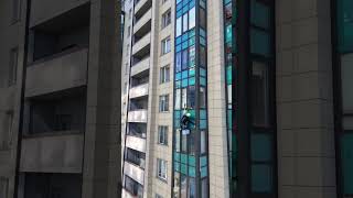 промышленный альпинист моет окна #питер