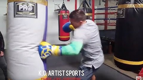 USYK CRAZY POWER ON THE HEAVY BAG! WATCH THE BAG SWING!