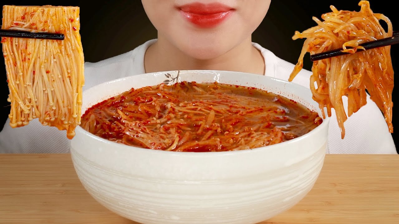 ASMR Spicy Mala Hot Pot With Enoki Mushrooms and Bean Sprouts Eating Sounds | Malatang | MINEE EATS