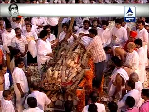 Bal Thackeray&rsquo;s Final Journey: Uddhav Thackeray lights funeral pyre