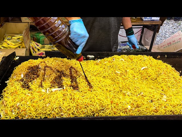 japanese street food - fried noodles yakisoba  焼きたて焼きそば