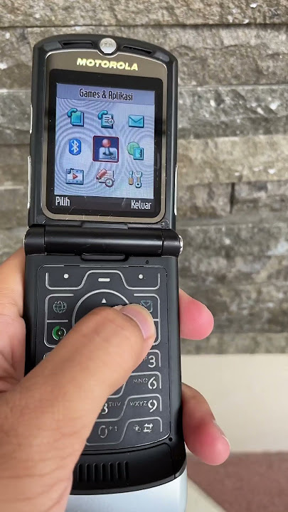 Feelin nostalgic with this #motorola #razr #v3i #mototolarazr #youtube #youtubeshorts #shorts