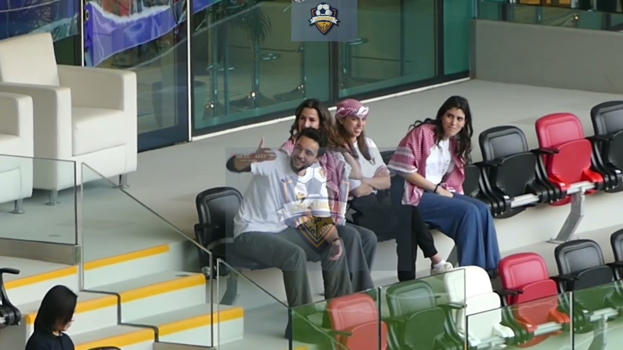 ولي العهد الاردني يفي بوعده لطفل ويلتقط صورة تذكارية معه قبل مغادرة المدرجات