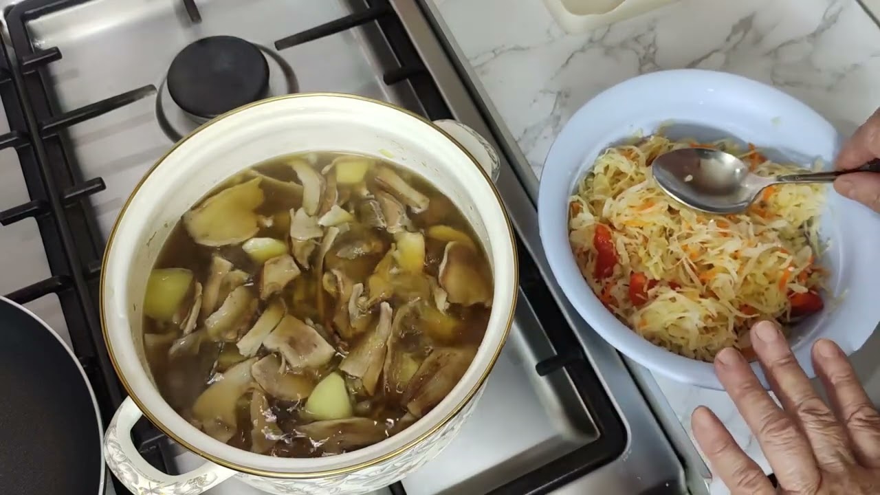 Приготуйте такий капустняк з кислої капусти і сухими грибами.Це дуже смачно і мяса не треба.