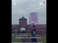 فنان بولندي يتضامن مع فلسطين من أمام أحد معسكرات الاعتقال النازية