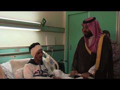 ولي العهد السعودي يتفقد جنودا جرحى يتلقون العلاج في مستشفى عسكري بالرياض