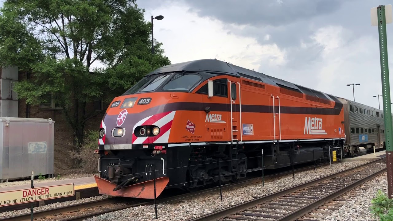 Metra Milwaukee Road Heritage Unit 405 Leads An Outbound In Northbrook metra-milwaukee-road-heritage-unit-405-leads-an-outbound-in-northbrook