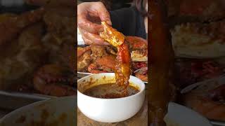 King Crab Leg Dipped Cajun Sauce From Crab Station. Resimi