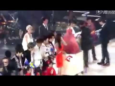 20140406 成龙60大寿和平与爱慈善演唱会 群星上台大合唱 - 明天会更好