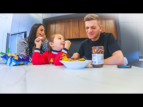 تخيلوا بنت عمرها ٤ سنين تتحكم في كل شي