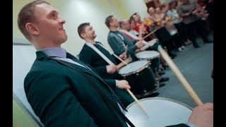 видео Музыкальный барабанный тимбилдинг в офис в Москве
