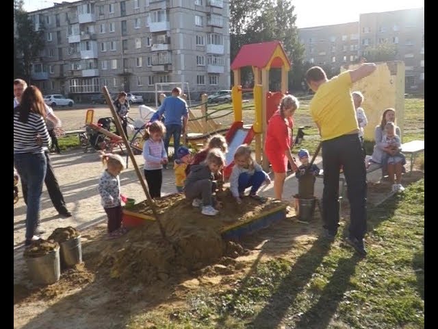 Надеждинский металлургический завод организовал доставку песка на детские игровые площадки