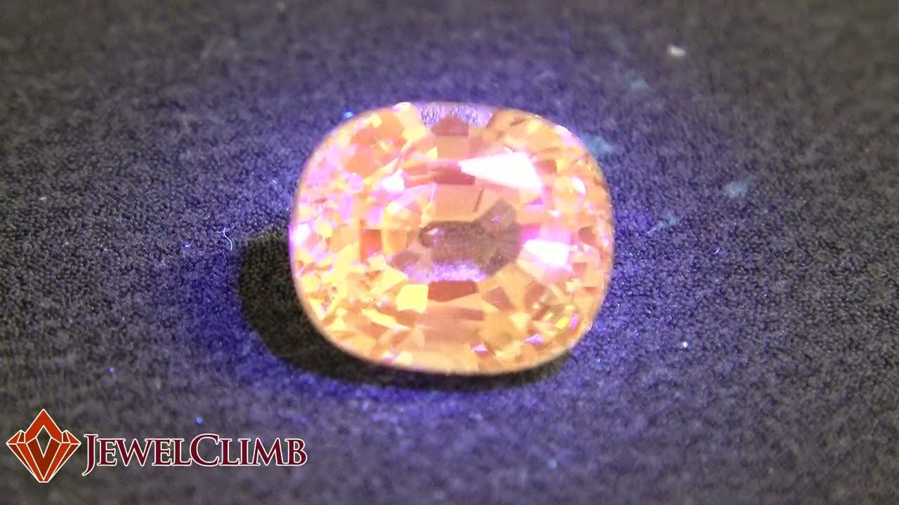 神秘的なカラーチェンジ！UVタイプライムガーネット1．54CT - YouTube
