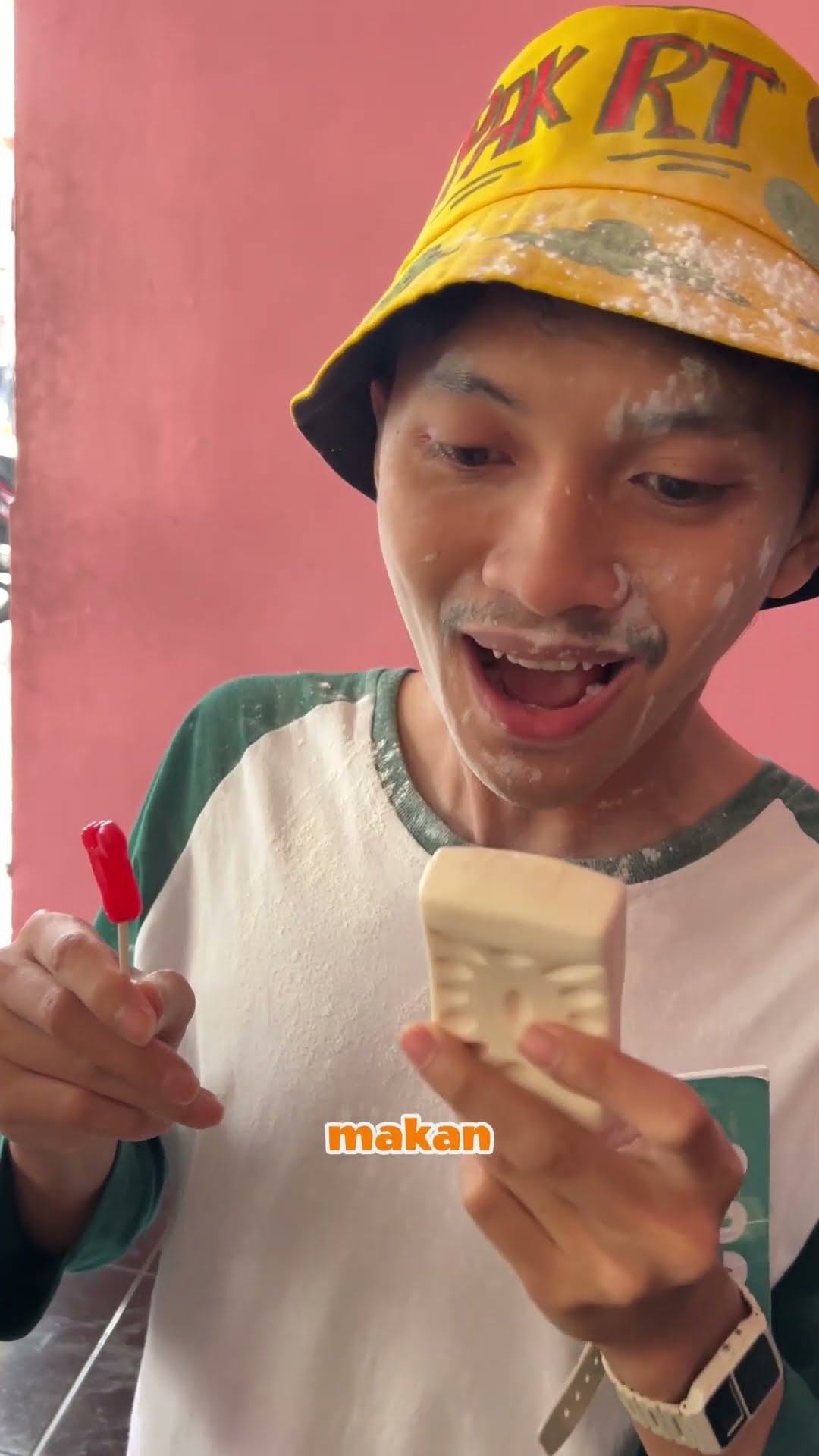 LEIKA KASIH CHALLENGE PAK RT MAKAN PERMEN ATAU SABUN, ENDINGNYA PAK RT MAKAN SABUN ? #shorts #leika